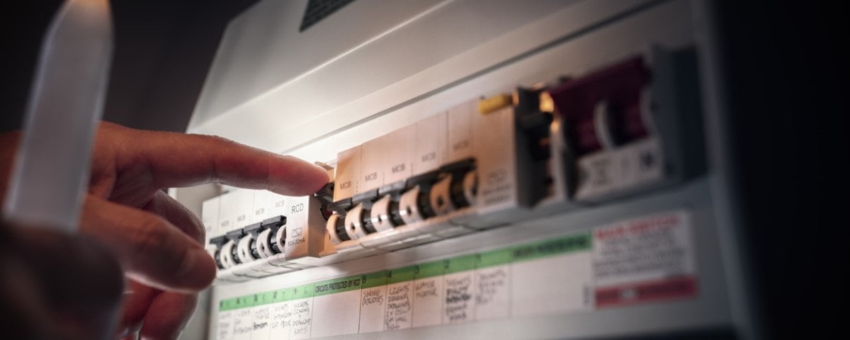 Panne d'électricité ou panne de courant - urgence : activer ou désactiver le disjoncteur sur le tableau des fusibles électriques à l'aide d'une bougie.