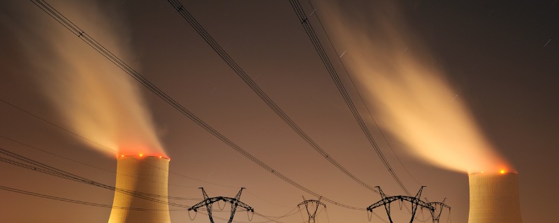 Fumée s'échapant de deux cheminées de centrales nucléaires la nuit
