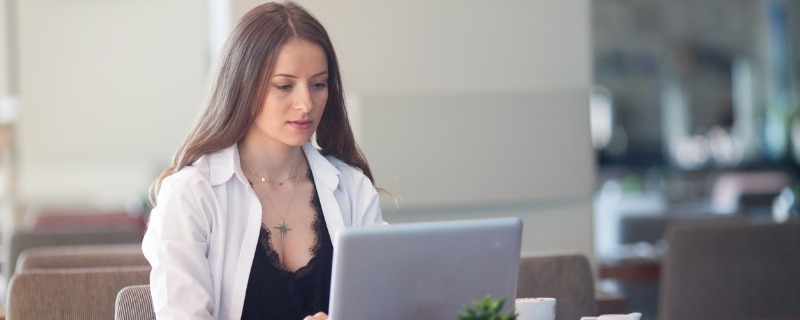 Jeune femme travaillant sur un laptop