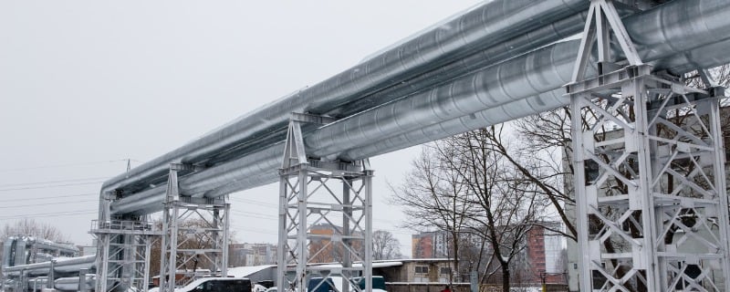 Pipeline de gaz génat en suspension au dessus de la neige