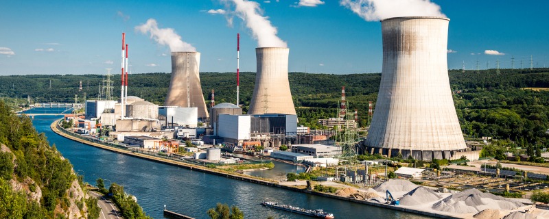 Vue sur la centrale nucléaire de Tihange en Belgique avec 3 cheminées au bord de l'eau