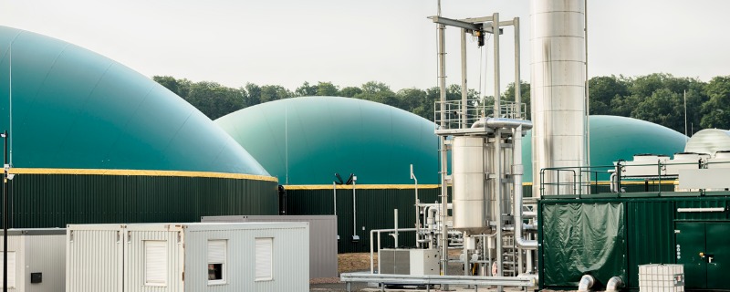 Trois containers de biogaz dans une usine.
