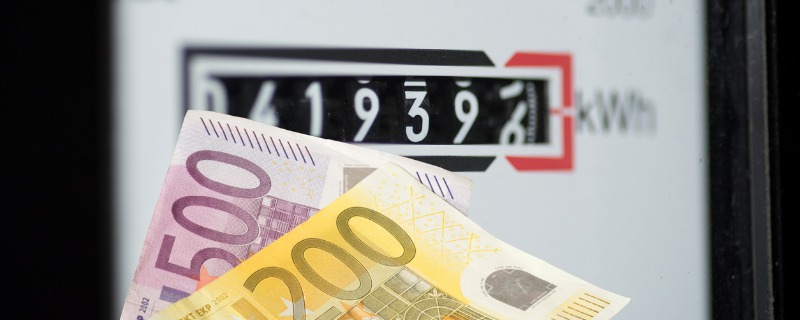 Un billet de 500 et de 200 euros devant un compteur électrique.