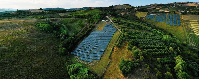 Rangées de panneaux solaires sur une colline