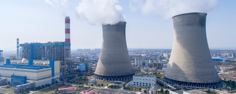 Une centrale nucléaire avec deux cheminées.