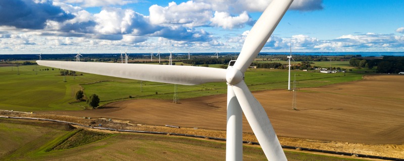 Gros plan sur une éolienne située dans un champ en Allemagne.