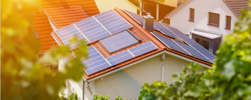 Image d'une toiture couverte de panneaux photovoltaiques