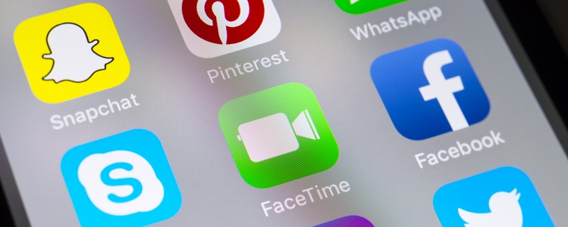 Vue sur l'écran d'un téléphone qui affiche les logos de plusieurs réseaux sociaux.