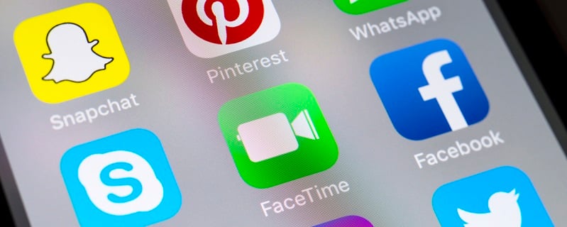 Vue sur l'écran d'un téléphone qui affiche les logos de plusieurs réseaux sociaux.