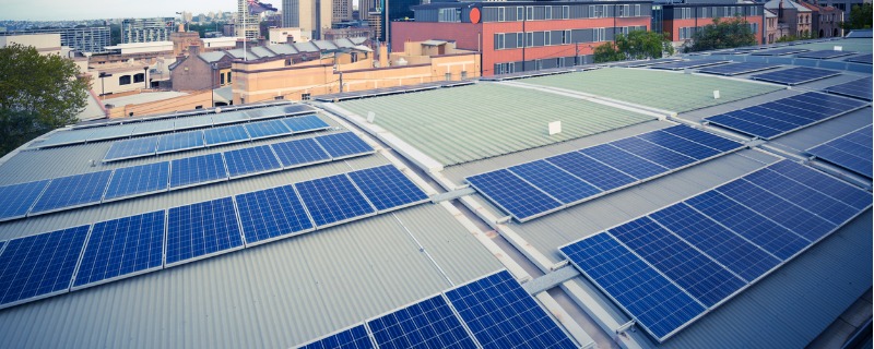 Panneaux photovoltaiques disposés sur un toit.