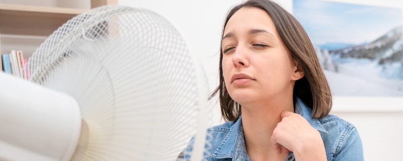 femme devant un ventilateur