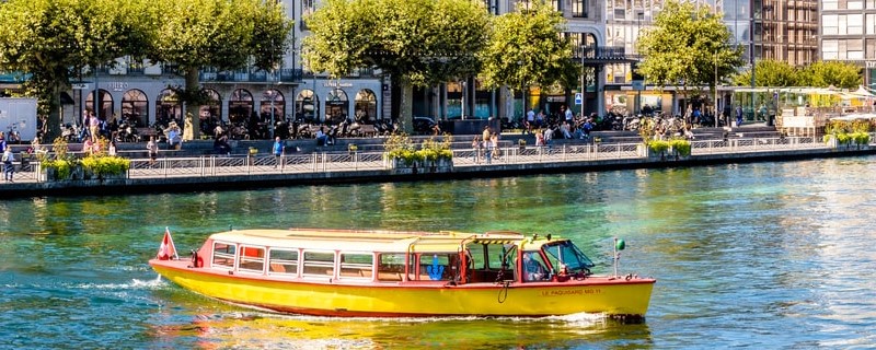 Un bus d’eau dans le centre-ville de Genève