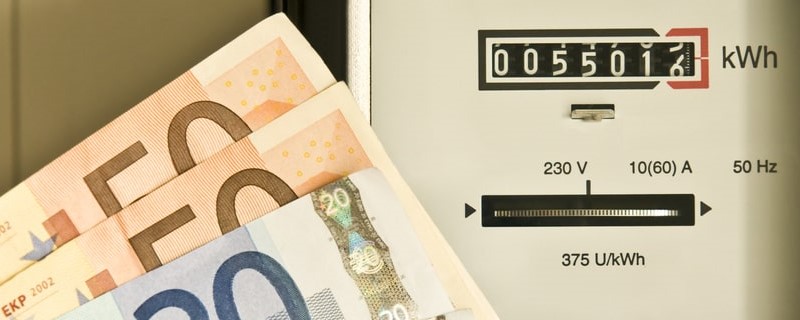 Ampèremètre et des billets en euros