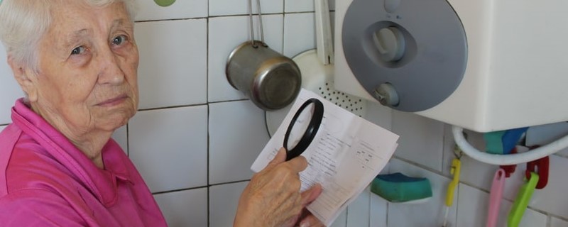 femme âgée qui examine sa facture de gaz