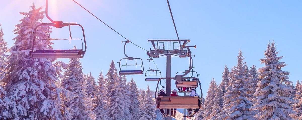 Vue de station de ski, panorama de bannière de télésiège