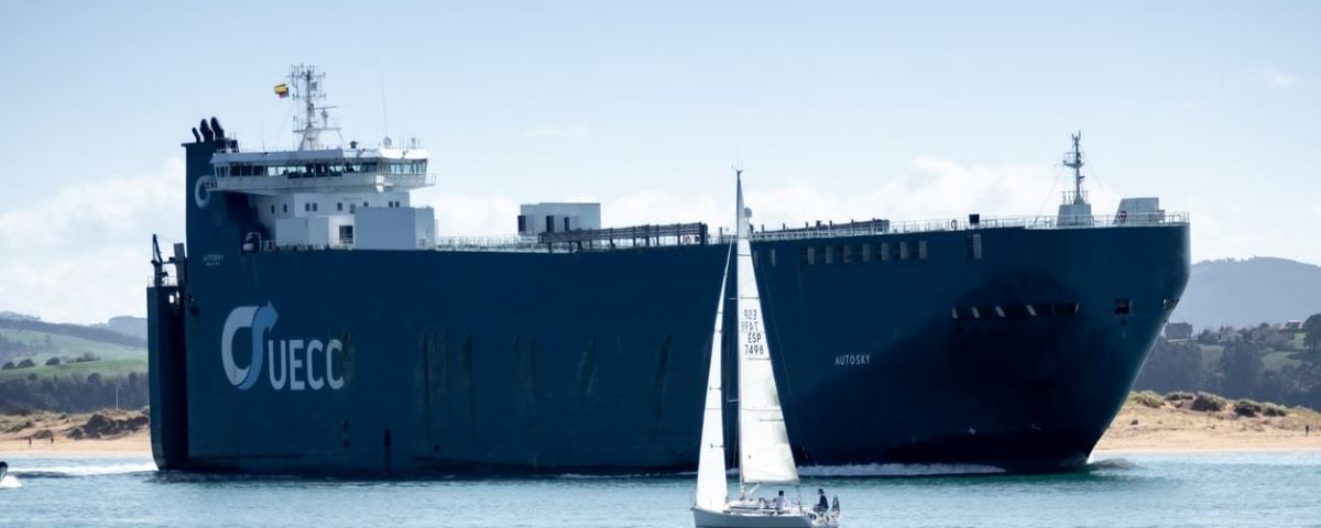 Un grand cargo alimenté au gaz naturel fait son entrée dans le port de Santander.