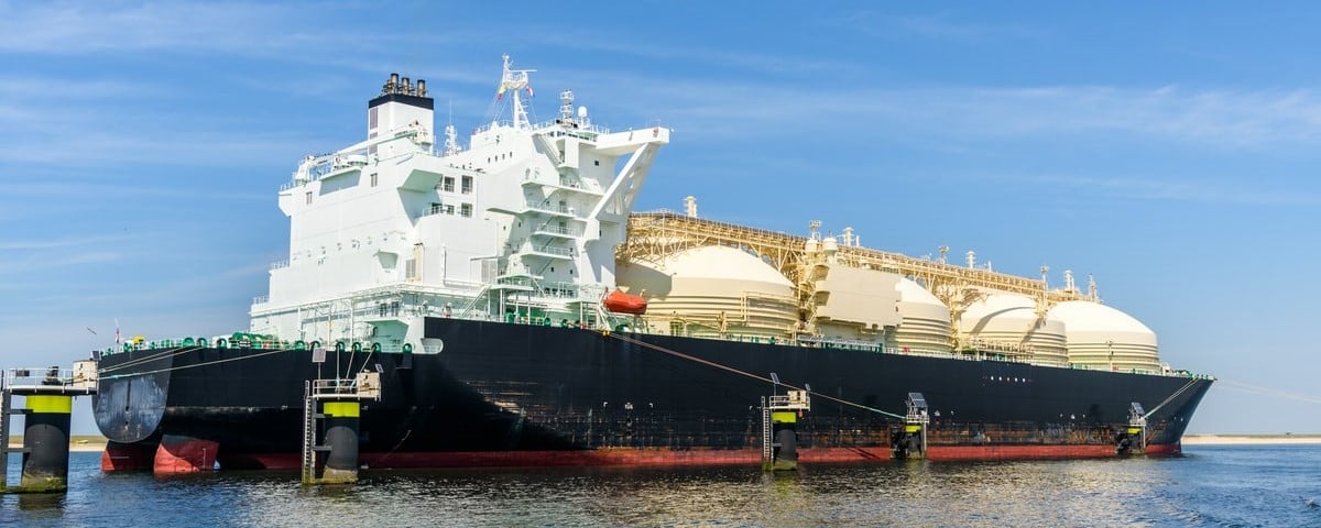 Grand navire-citerne pour le transport de gaz naturel liquéfié dans un port par une claire journée d'été. 