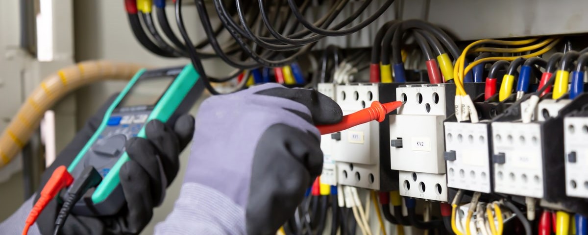 L'ingénieur électricien teste les installations électriques et les fils sur le système de protection par relais.