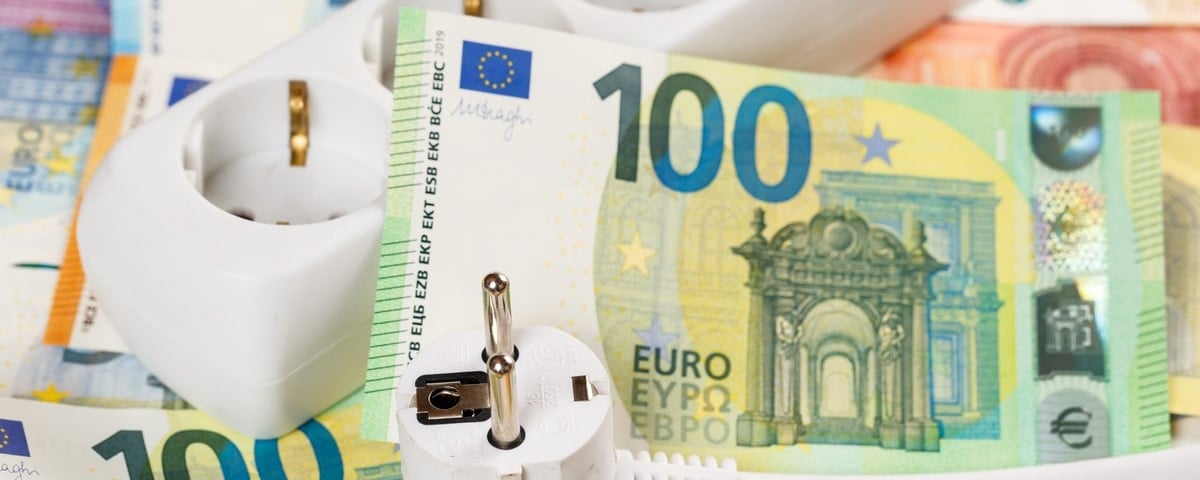 Prise électrique et monnaie en euros.