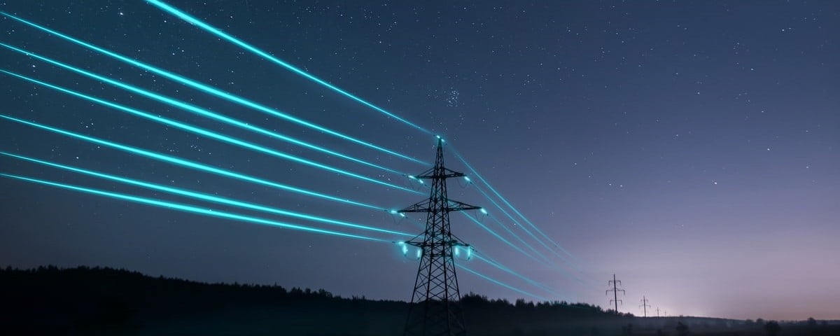 Pylônes de transmission d'électricité avec fils lumineux sur fond de ciel étoilé. Concept d'énergie.