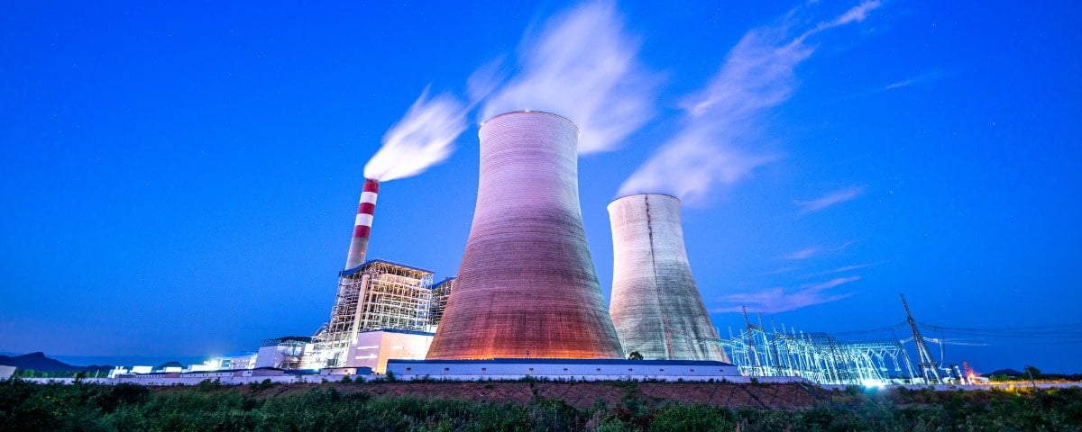 Centrale électrique à turbine à gaz avec ciel bleu.