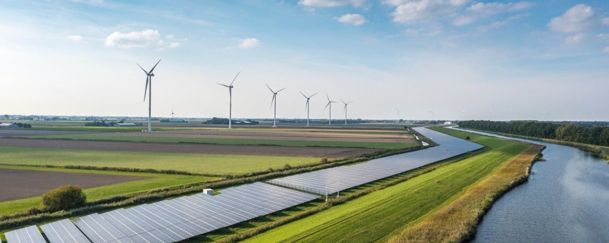 Panneaux solaires et éoliennes produisant de l'énergie renouvelable pour un avenir vert et durable.