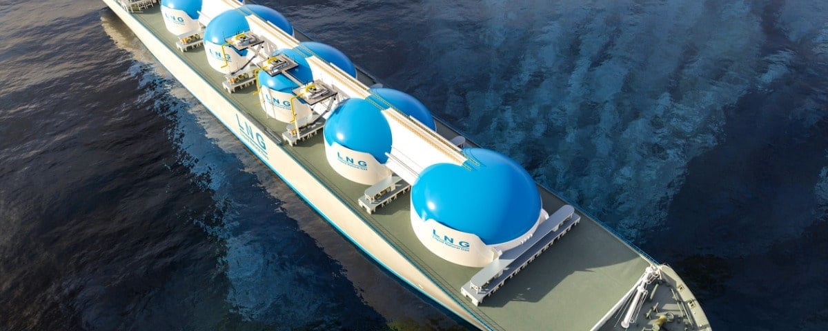 GNL - Navire-citerne de gaz naturel liquéfié avec des réservoirs de gaz alimentés par des moteurs à hydrogène H2 sur l'océan, essentiellement pour la livraison de GNL. 