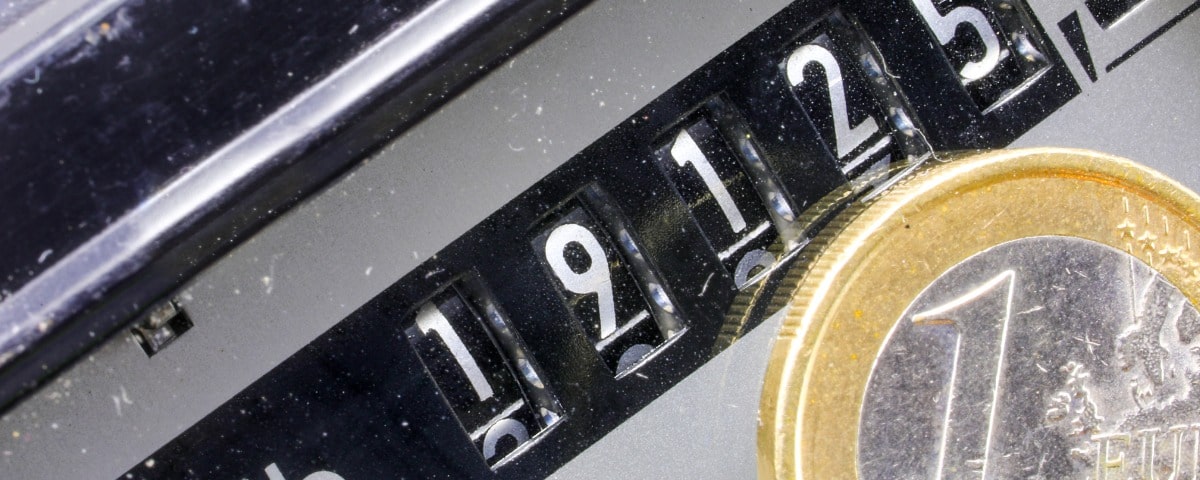 Ancient compteur électrique avec les chiffres en kwh pour mesurer l'électricité consommée et les pièces d'euro