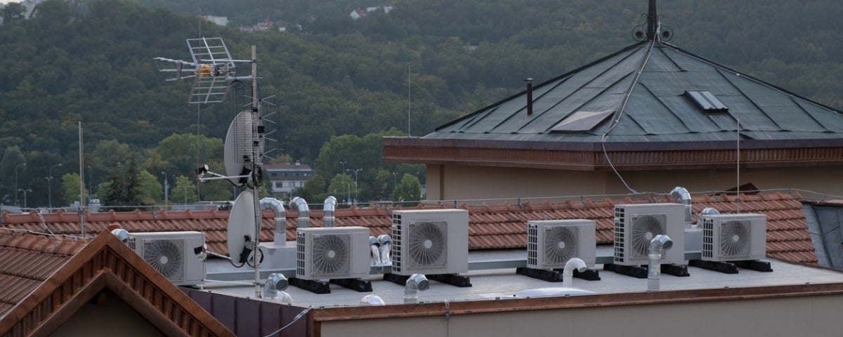 Lot d'unités de climatisation sur toiture bâtiment en Europe.