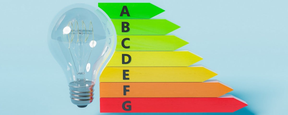 Ampoule électrique avec barres d'efficacité énergétique sur fond bleu. 